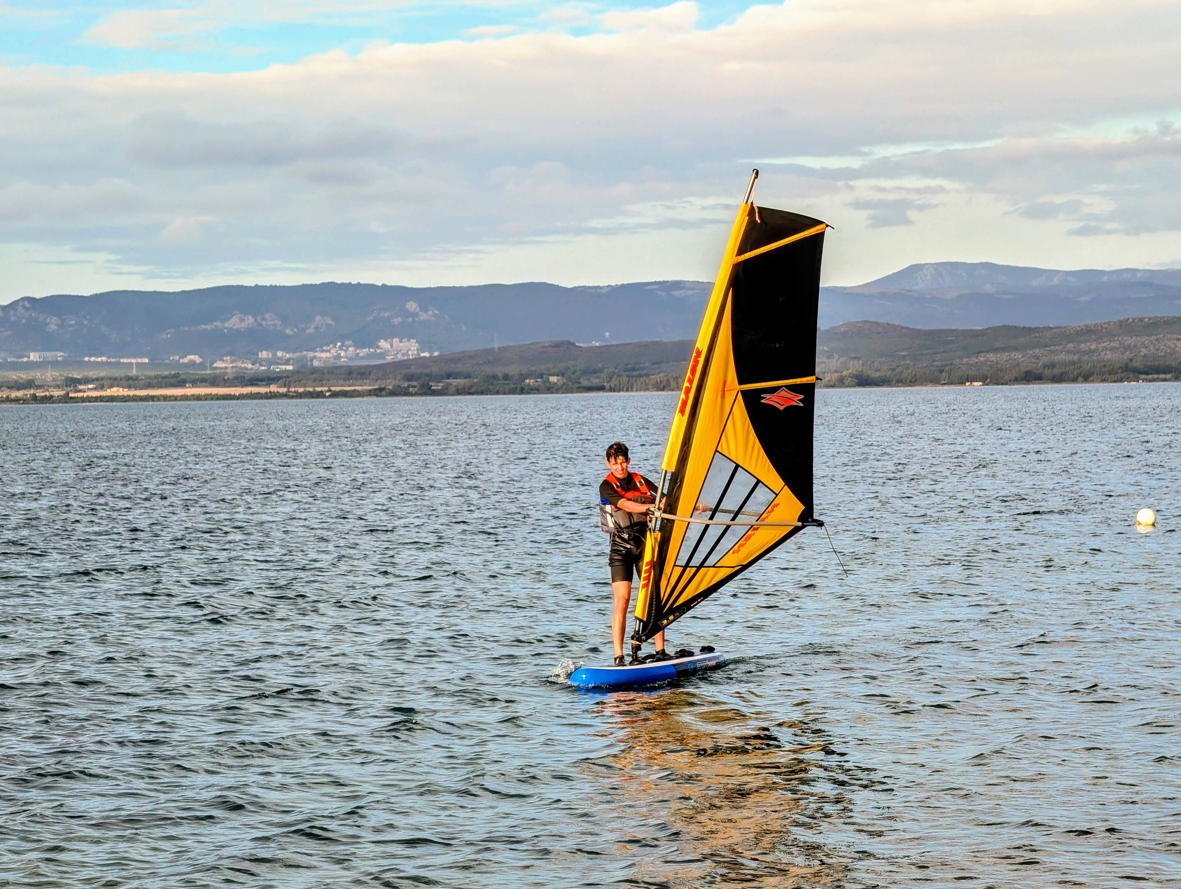 Actionaufnahme beim Kitesurfen